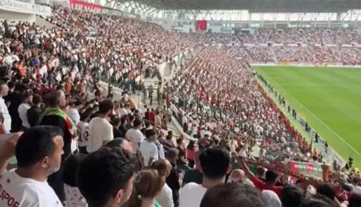 Amedspor taraftarı İstiklal Marşı’nda saygı duruşunda bulundu