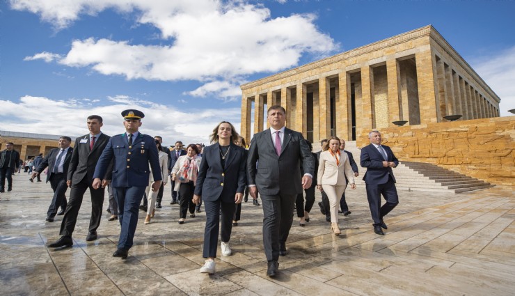 Başkan Cemil Tugay ve İzmir'in ilçe belediye başkanları Anıtkabir'i ziyaret etti