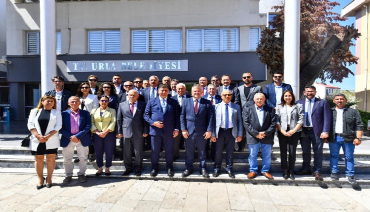 Başkan Tugay bayramın ilk günü Urla ve Çeşme'de yurttaşlarla buluştu