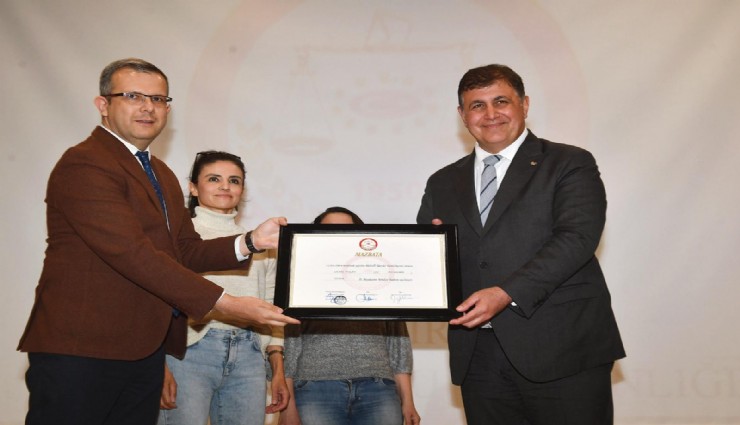 Başkan Tugay mazbatasını aldı