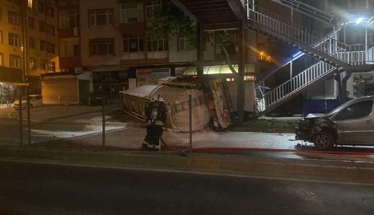 Benzin yüklü tanker kaza yaptı: Patlama riskine karşı D-130 Karayolu trafiğe kapatıldı, evler tahliye edildi