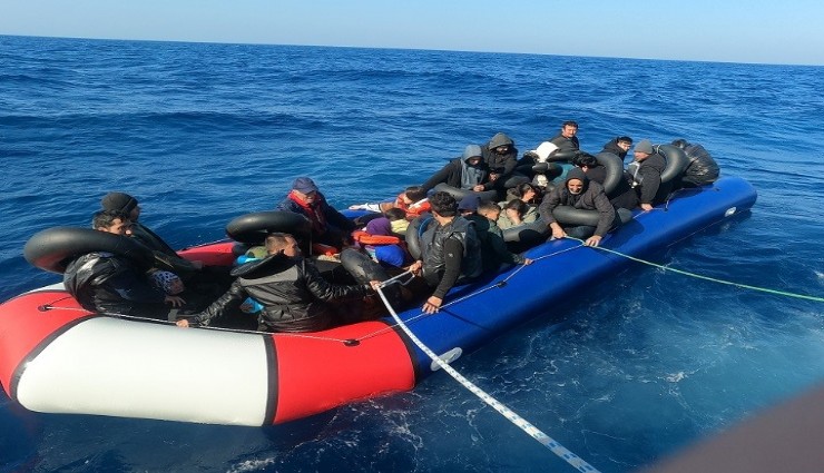 Dikili'de göçmen mesaisi: 5 'i çocuk 59 göçmen yakalandı