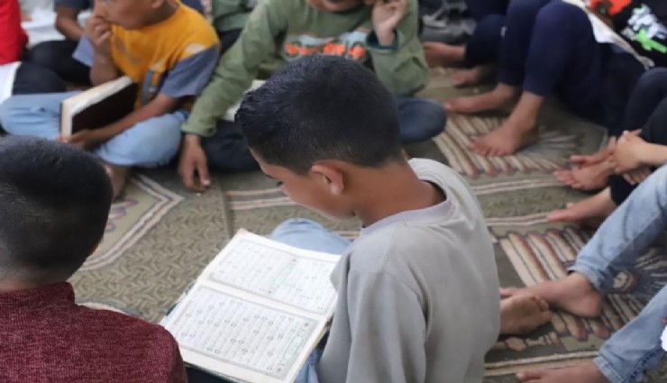 Filistinli çocuklar çadırda hafızlık dersi alıyor