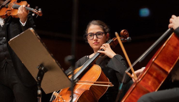 İtalya’da klasik müzik konserlerinde türkü söyledi