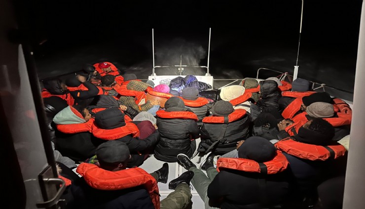 İzmir açıklarında 102 düzensiz göçmen yakalandı