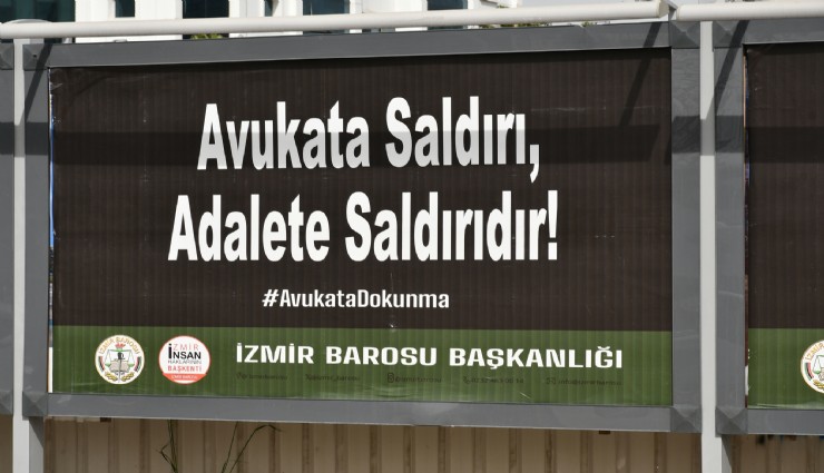 İzmir'de adliye etrafına ''Avukata şiddete son'' afişleri asıldı