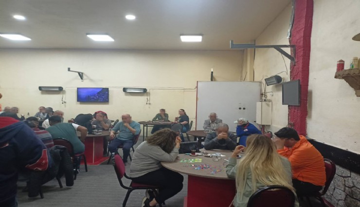 İzmir'de kumar oynayanlara suçüstü: 68 kişiye toplam 436 bin 900 lira para cezası kesildi