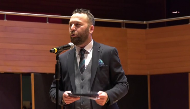 İzmirli gazeteciye belediye meclisi önünde çirkin saldırı