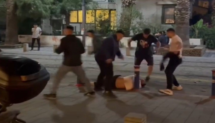 Karşıyaka'da dehşet anları kameraya yansıdı: 7 kişi 2 kişiyi öldüresiye dövdü