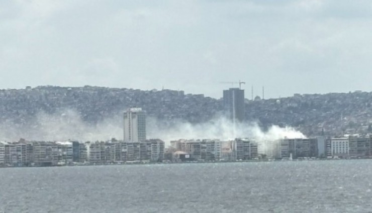 İzmir'in merkezini dumana boğan yangın