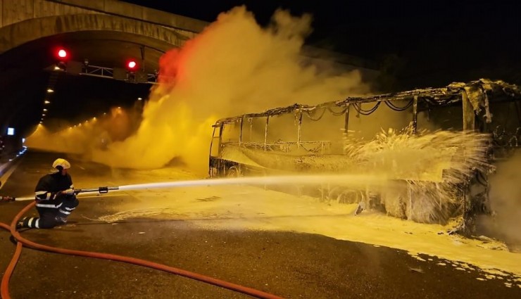 Kocaeli'den İzmir'de işçi getiren otobüs yandı: 16 yaralı