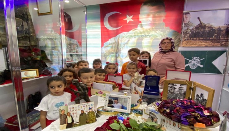 Şehit oğlunun hasretini böyle gideriyor, odasını anı evine çevirdi