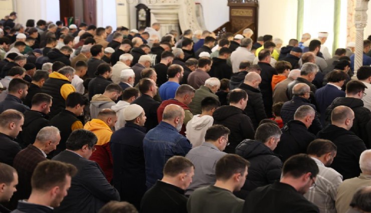 Tarihi Hisar Cami'de bayram namazı