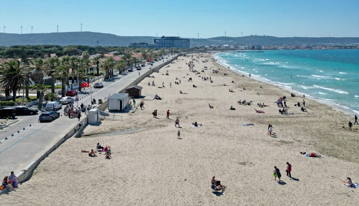 Tatilciler Çeşme’ye akın etti