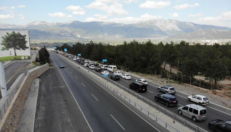 Tatilcilerin araç kuyruğunun sonu görünmüyor