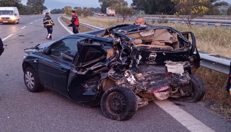 Tırın çarptığı otomobil hurdaya döndü: 1'i ağır 2 yaralı