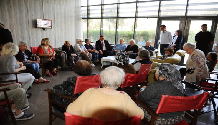 Tugay, huzurevi sakinlerinin elini öptü