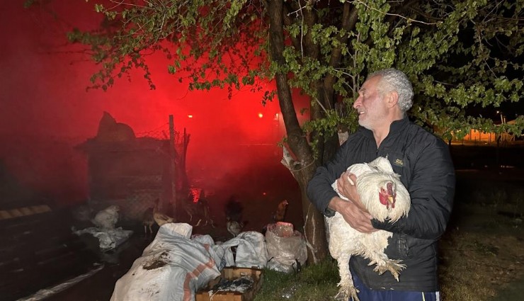 Uşak'ta tekstil deposu alev alev yandı: Yangından kurtardığı tavuğuna böyle sarıldı
