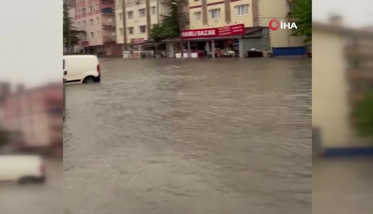 Ankara’da sağanak yağış etkili oldu, sokaklar göle döndü