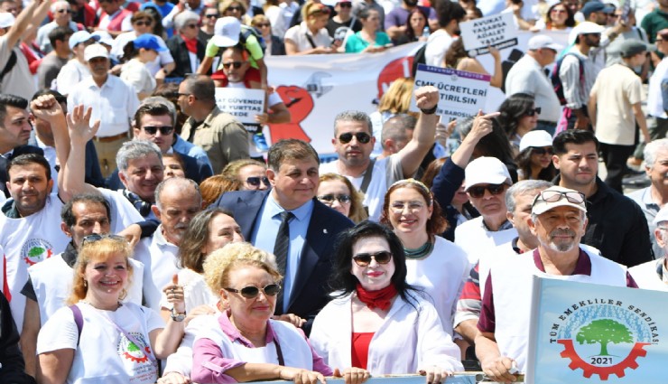 Başkan Tugay emekçilerin 1 Mayıs coşkusuna ortak oldu