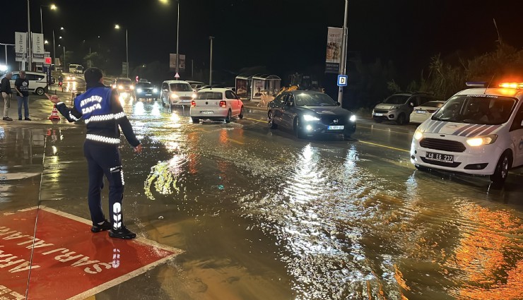 Bodrum'da ana isale hattı patladı, yollar göle döndü
