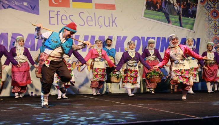 Efes Selçuk Uluslararası halk oyunları şenliği farklı kültürleri birleştirdi