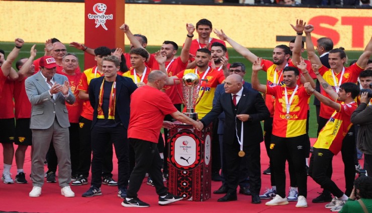 Göztepe şampiyonluk kupasını kaldırdı