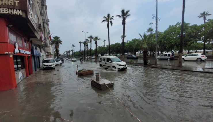 İskenderun yine sular altında: Yollar göle döndü