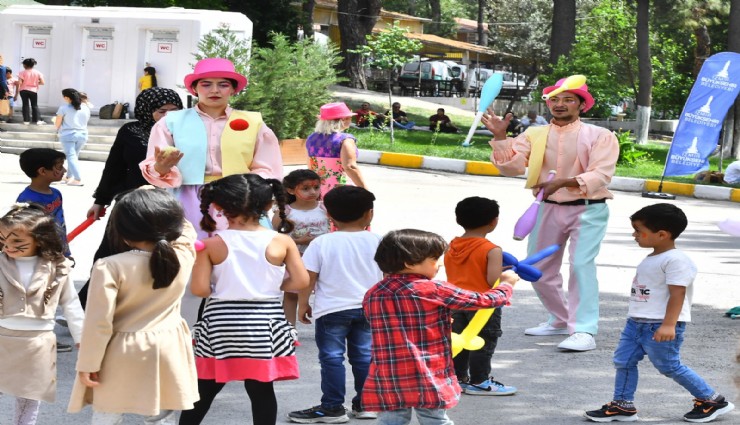 İzmir'de çocuklar Gençlik Bayramı'nı coşkuyla kutluyor