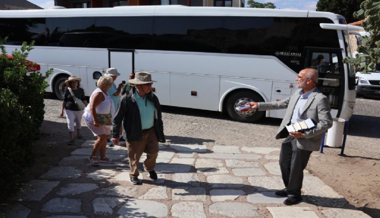 Turistlere İslam’ı anlatan şehit babası imama iyilik ödülü