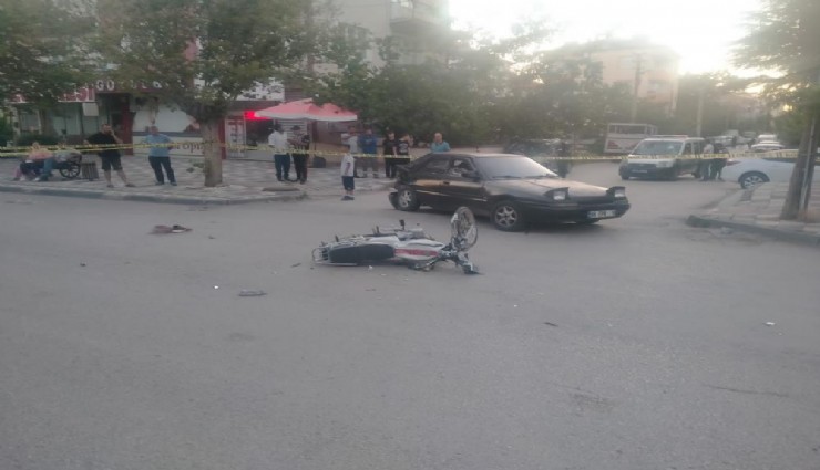 Afyonkarahisar'da otomobille çarpışan motosikletteki 2 genç ağır yaralandı