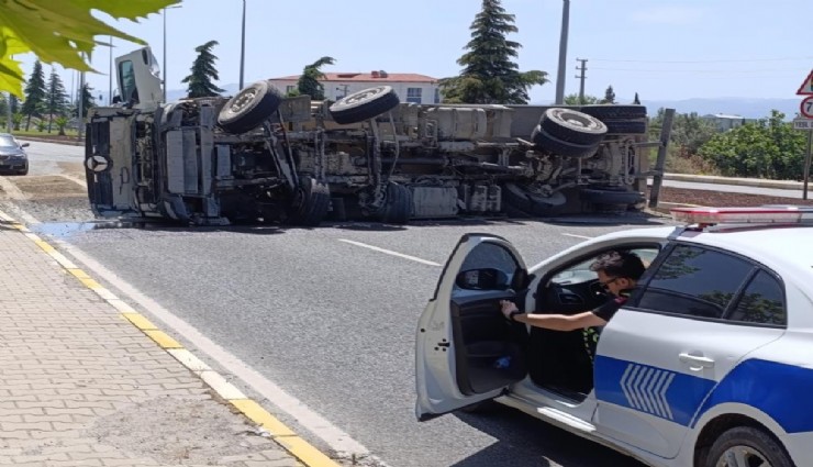 Balıkesir'de lastiği patlayan tır karayolunu trafiğe kapattı