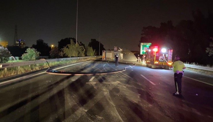 Doğalgaz yüklü tır devrildi, otoyol trafiğe kapatıldı