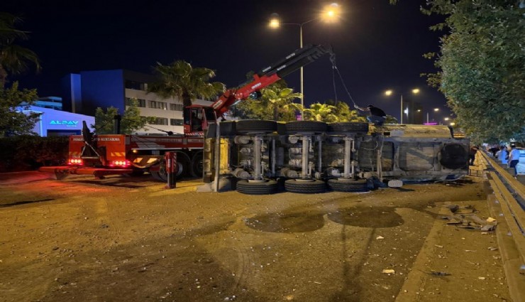 İzmir'de tır dorsesi devrildi, faciaya ramak kaldı