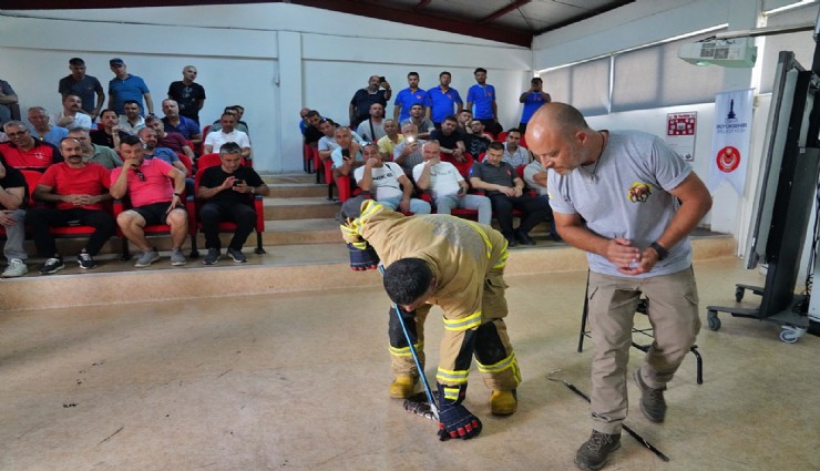 İzmir İtfaiyesi personeli yılan yakalama eğitimi aldı