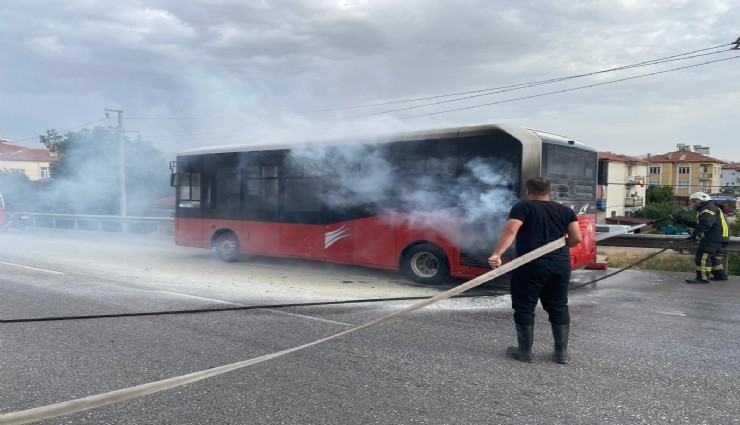 Manisa'da seyir halinde yanan halk otobüsü paniğe neden oldu