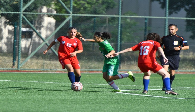 U13-U15 Kız Futbol Ligi'nde ilk düdük çaldı