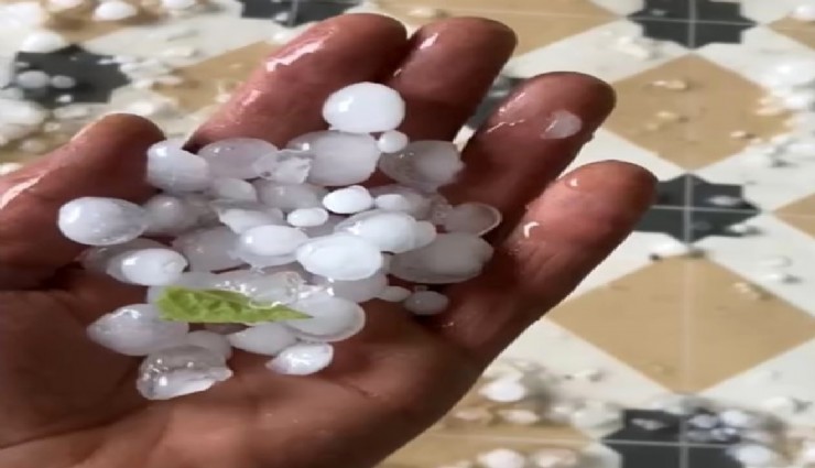 Akhisar'da etkili olan dolu yağışı ürünlere zarar verdi