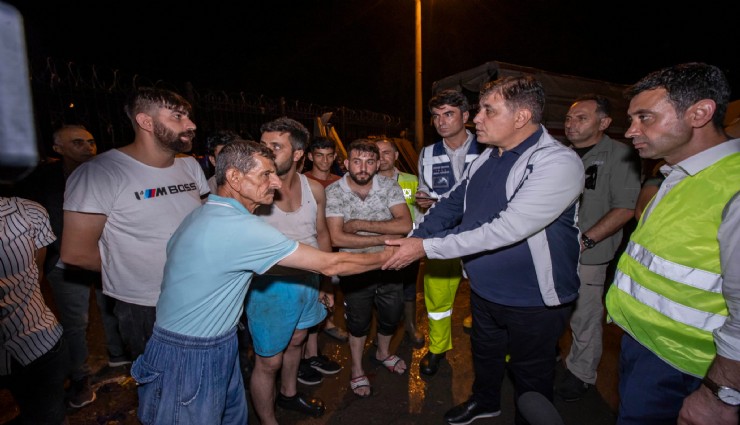 Başkan Cemil Tugay ekiplerle birlikte sahaya indi