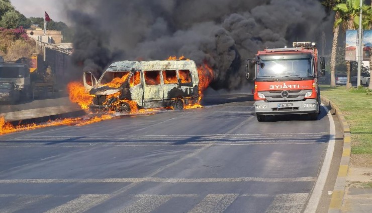 Bodrum'da minibüs alev topuna döndü