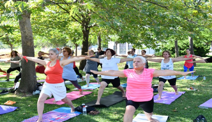 Çiğlili kadınlar güne yoga yaparak başlıyor