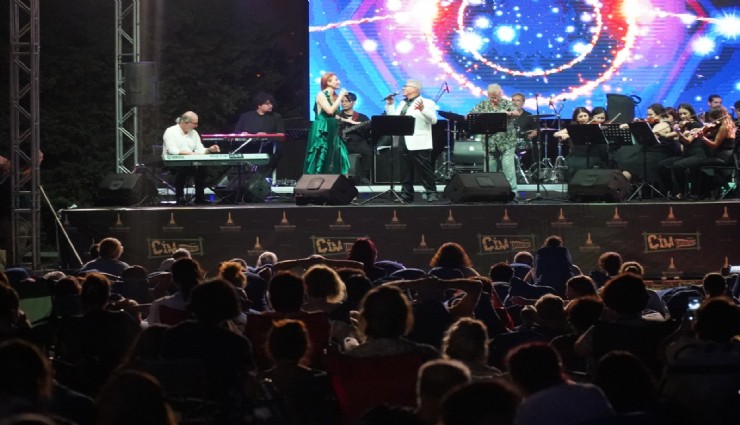 İzmir’de Çim Konserleri başladı