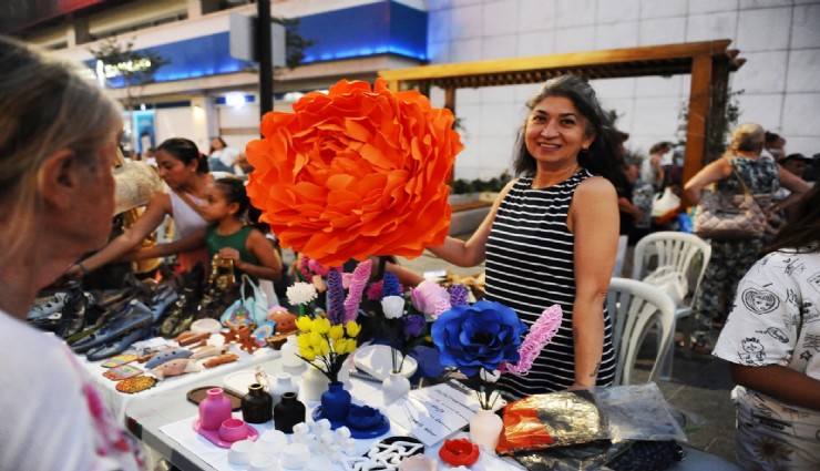 Karşıyaka Çarşısı ‘El Emeği Gece Pazarı’ ile şenlendi