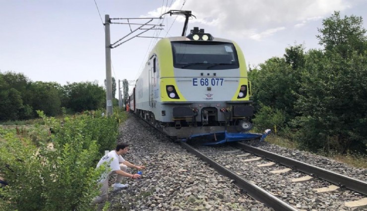 Kütahya'da yolcu treni çapa motoruna çarptı: 1 kişi hayatını kaybetti