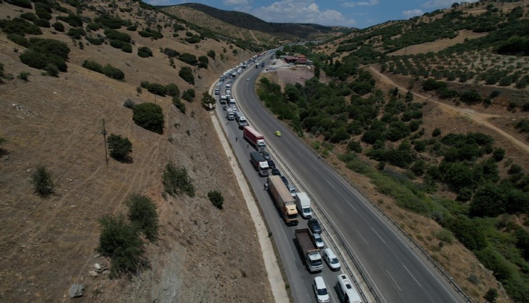 Manisa'da tır yan yattı, yol 3 saat kapalı kaldı