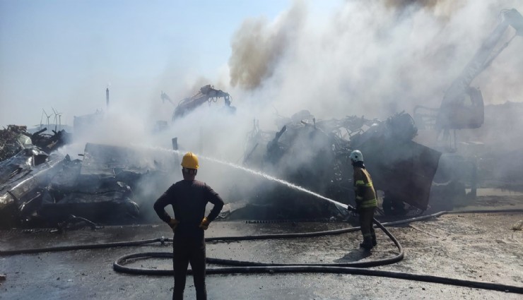 Aliağa'da hurdalık alanda yangın: İtfaiye ekiplerinin hızlı müdahalesi sayesinde söndürüldü