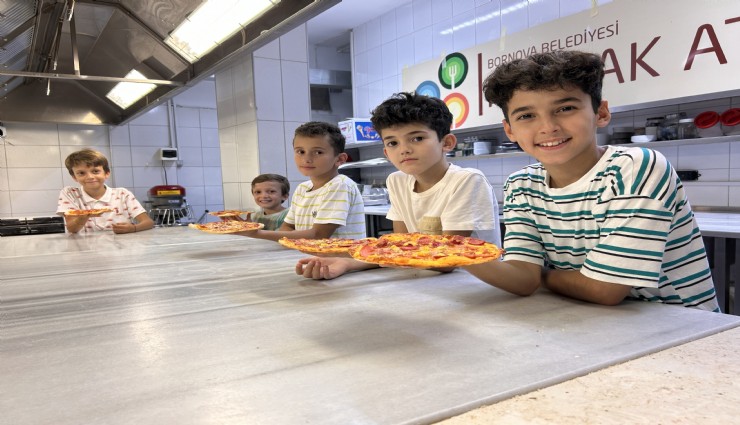 Bornovalı minik şefler pizza yaptı