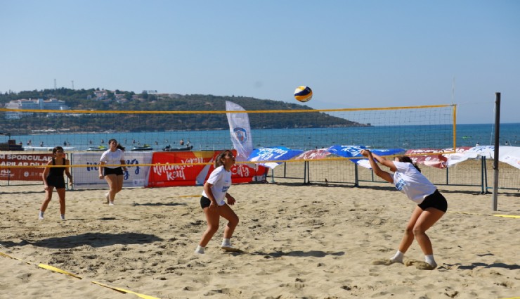 Gençler Zafer Turnuvası Plaj Voleybolu kategorisinde hem eğlendi hem yarıştı