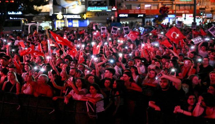 İzmir'in tüm ilçelerinde Zafer Bayramı coşkusu