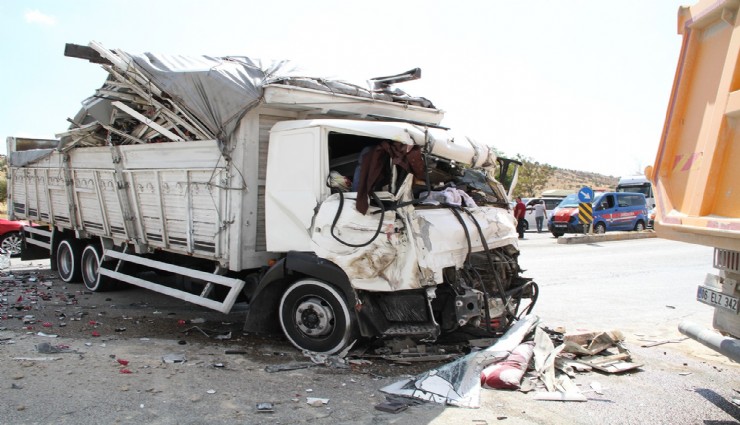 Manisa'da hurdaya dönen araçtan sağ çıktı